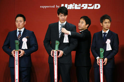 最多勝利投手賞を受賞しインタビューを受ける日本ハム有原（中央）。左は楽天松井、右はオリックス山岡（撮影・足立雅史）