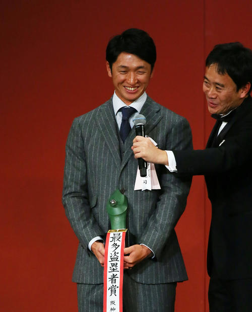 最多盗塁者賞を受賞し壇上で笑顔を見せる阪神近本（撮影・足立雅史）
