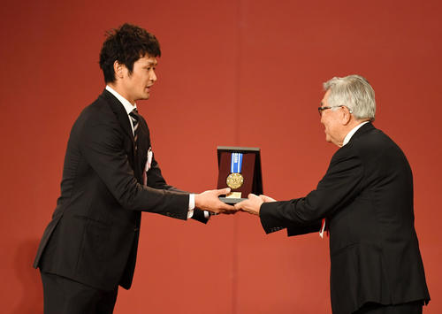 ウエスタン・リーグ最優秀防御率投手賞と勝率第1位投手賞を受賞した中田賢一（撮影・横山健太）