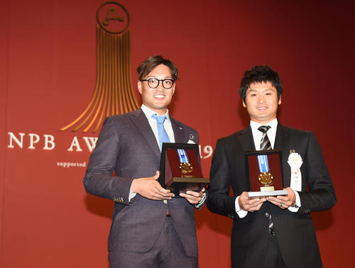 メダルを手に笑顔を見せる阪神秋山（左）と中田賢一（撮影・横山健太）