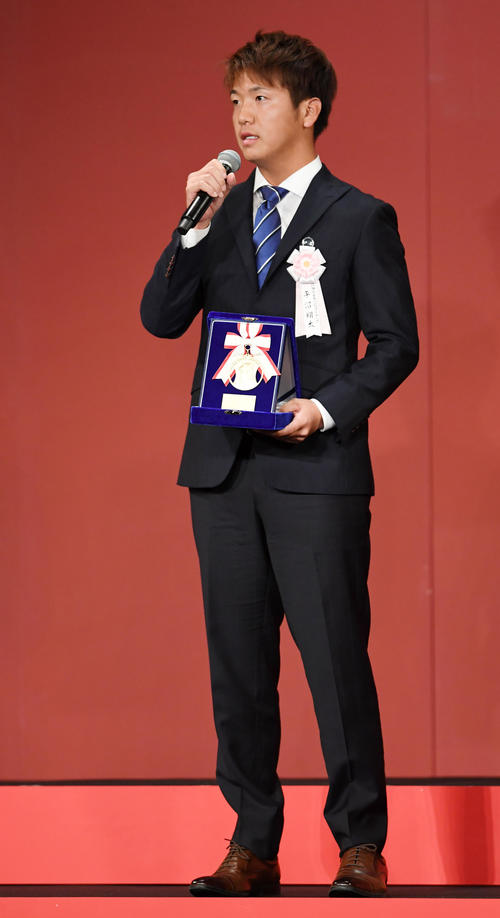 イースタン・リーグ優秀選手賞を受賞し喜びを語る日本ハム平沼（撮影・横山健太）