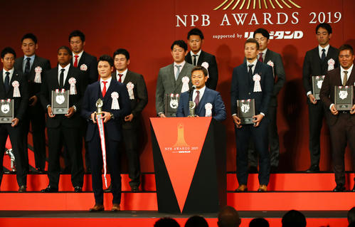 最優秀選手賞を受賞しスピーチする西武森（前列中央右）。同左は同賞の巨人坂本勇（撮影・足立雅史）