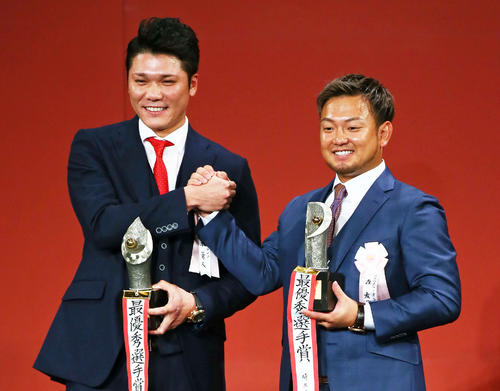 MVPを受賞し笑顔の巨人坂本勇（左）と西武森（撮影・足立雅史）