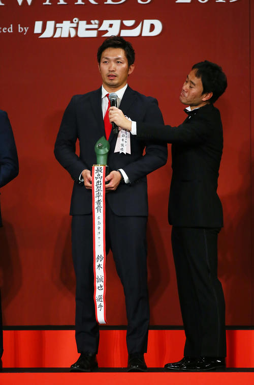 首位打者と最高出塁率の2冠を達成した広島鈴木は壇上で喜びを語る（撮影・足立雅史）