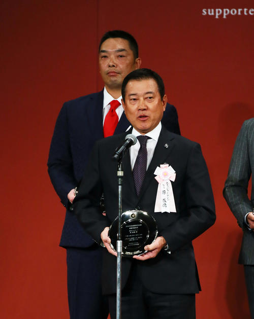 セ・リーグ連盟特別表彰を受け喜びを語る巨人原監督（手前）。後方は阿部2軍監督（撮影・足立雅史）