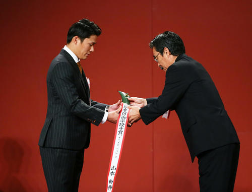 最優秀防御率投手賞を受賞した語るオリックス山本（左）（撮影・足立雅史）
