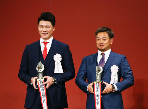 MVPを受賞し笑顔の巨人坂本勇（左）と西武森（撮影・足立雅史）