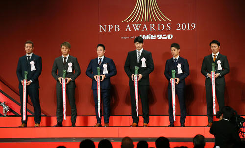 パ・リーグ投手部門賞受賞の、左からソフトバンク千賀、日本ハム宮西、楽天松井、日本ハム有原、オリックスの山岡、山本（撮影・足立雅史）