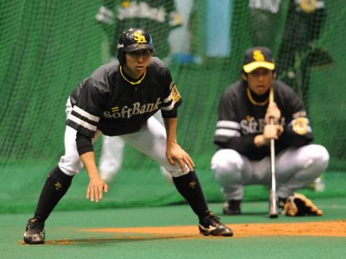 12年2月、ソフトバンク春季キャンプで、鳥越内野守備走塁コーチ（右）が見守る前で走塁練習に取り組む福田