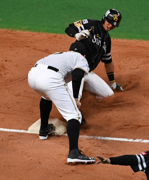 日本ハム対ソフトバンク　9回表ソフトバンク1死一、二塁、福田秀平は三塁盗塁に成功（16年10月13日撮影）