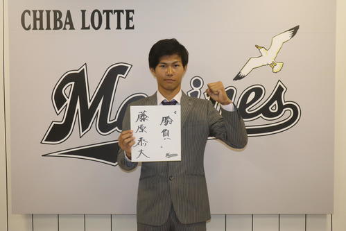来季の抱負を色紙に書き込み、力を込めるロッテ藤原（撮影・久永壮真）