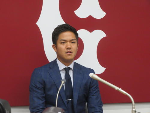 契約更改交渉を終え、会見する巨人田中俊（撮影・久保賢吾）