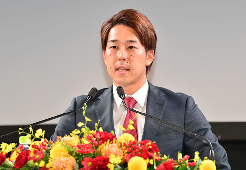 楽天入団会見に臨む鈴木（撮影・滝沢徹郎）