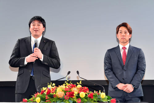 楽天入団会見に臨む鈴木（右）。左は石井GM（撮影・滝沢徹郎）