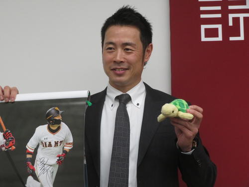 契約更改交渉を終え、カメの人形を手にポーズを決める巨人亀井（撮影・久保賢吾）