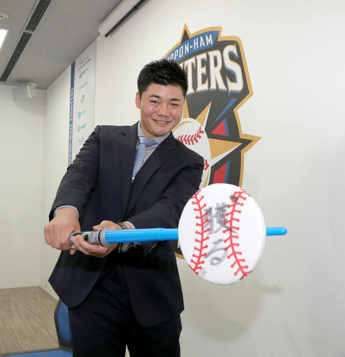 契約更改交渉を終えライトセーバー風の玩具をバットに見立てて来季の抱負を記したボールを打つ日本ハム清宮（撮影・佐藤翔太）
