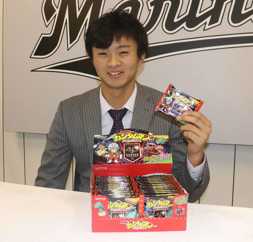 契約更改を終え、ガンダムマンチョコを手に笑顔のロッテ土居