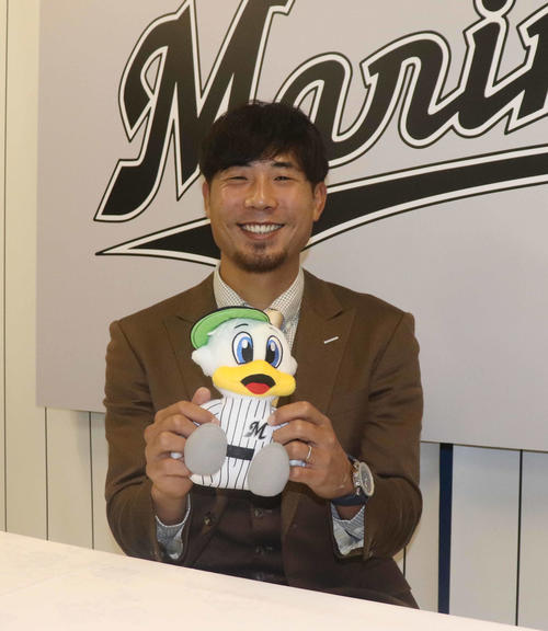 契約更改を終え、マーくんを手に笑顔のロッテ石崎（撮影・久永壮真）