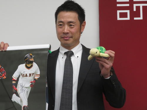 契約更改交渉を終え、カメの人形を手にポーズを決める巨人亀井（撮影・久保賢吾）