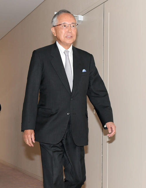 会議場に入るオリックス宮内義彦オーナー（撮影・たえ見朱実）