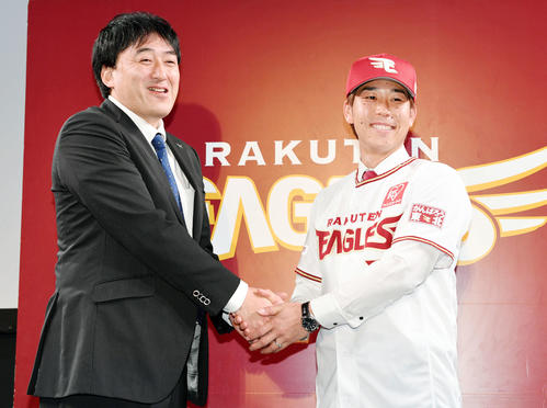 楽天入団会見で石井GM（左）と握手を交わす鈴木（撮影・滝沢徹郎）