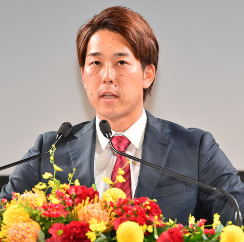 楽天入団会見に臨む鈴木（撮影・滝沢徹郎）