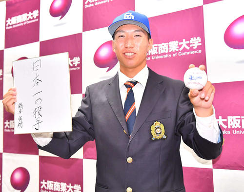中日に2位指名され笑顔を見せる大商大・橋本（撮影・上田博志）
