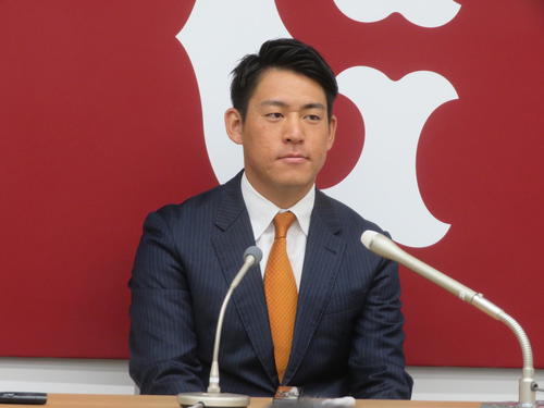 契約更改交渉を終え、会見する巨人桜井（撮影・久保賢吾）