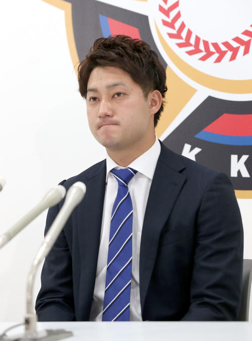契約更改交渉を終え会見に臨む日本ハム浅間（撮影・佐藤翔太）