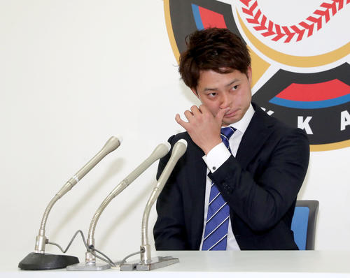 契約更改交渉を終え会見に臨む日本ハム浅間（撮影・佐藤翔太）