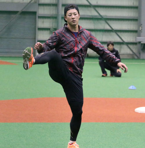 室内練習場で体を動かす日本ハム吉田輝（撮影・山崎純一）