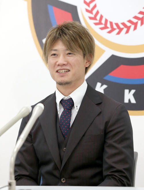 契約更改交渉を終え笑顔で会見に臨む日本ハム西川（撮影・佐藤翔太）