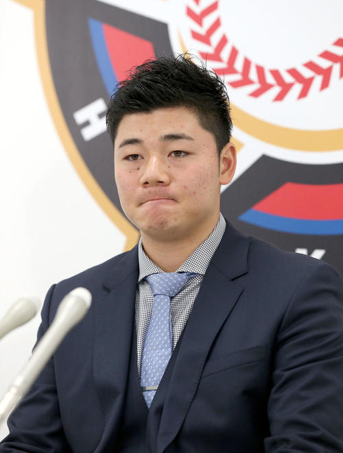 契約更改交渉を終え会見に臨む日本ハム清宮（撮影・佐藤翔太）