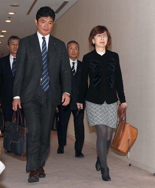 会議場に入るDeNA南場智子オーナー（右）（撮影・たえ見朱実）