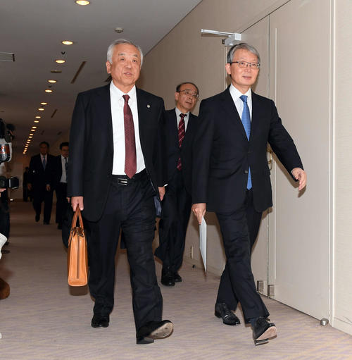 会議場に入る阪神藤原崇起オーナー（左）と巨人山口寿一オーナー（撮影・たえ見朱実）