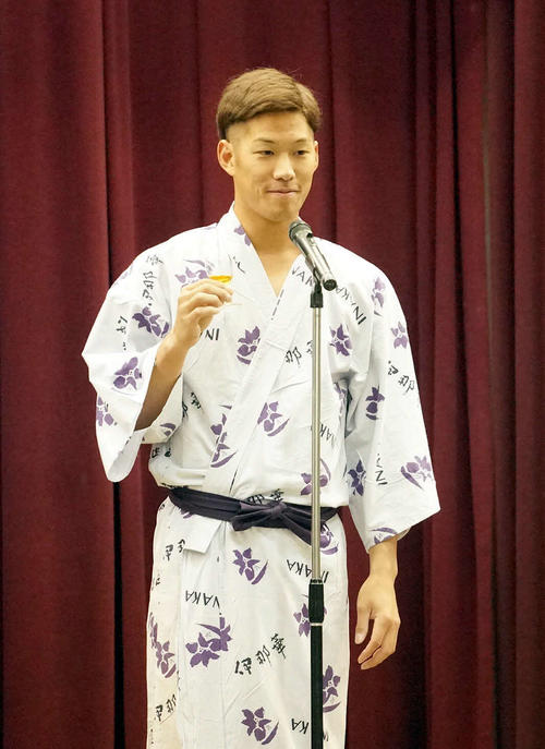 新選手会長に就任し乾杯の音頭をとる中日京田（撮影・森本幸一）