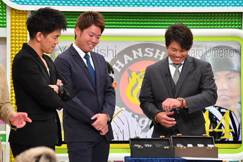 MBSテレビの「戦え！　スポーツ内閣」に出演し、高級腕時計を試着する阪神梅野。左から武井壮、阪神西