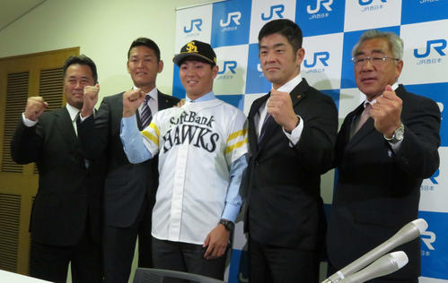 ソフトバンクドラフト1位のJR西日本・佐藤（中央）は、左から山崎スカウト、永井編成育成本部長、1人おいて福山アマスカウトチーフ、宮田スカウトとガッツポーズ