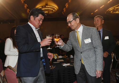 福岡ソフトバンクホークスファミリーパーティーで乾杯しグラスを合わせる王球団会長（右）と工藤監督（撮影・今浪浩三）