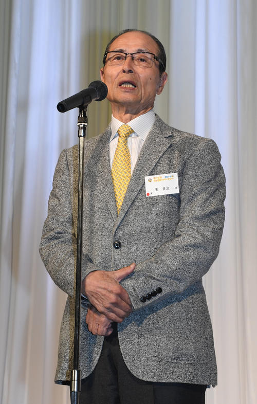 福岡ソフトバンクホークスファミリーパーティーであいさつする王貞治会長（撮影・今浪浩三）