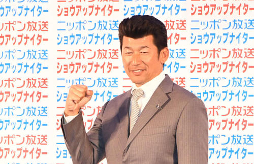 ニッポン放送「ショウアップナイターカンファレンス2020」に出演したDeNA三浦2軍監督は記念撮影（撮影・山崎安昭）