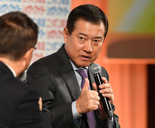 ニッポン放送「ショウアップナイターカンファレンス2020」でトークショーに臨む巨人原監督（撮影・山崎安昭）