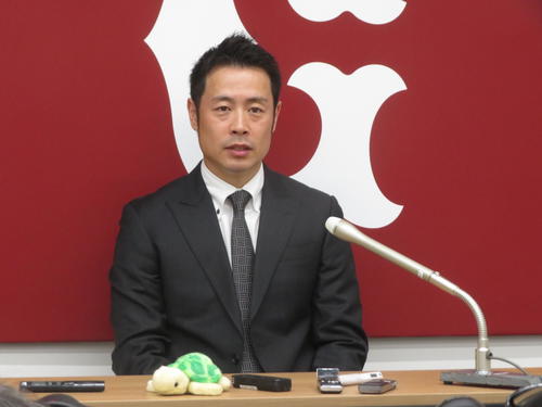 契約更改交渉を終え、カメの人形を前に会見する巨人亀井（撮影・久保賢吾）