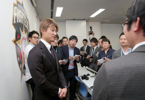 契約更改交渉を終え囲み取材に応じる日本ハム西川（左手前）（撮影・佐藤翔太）