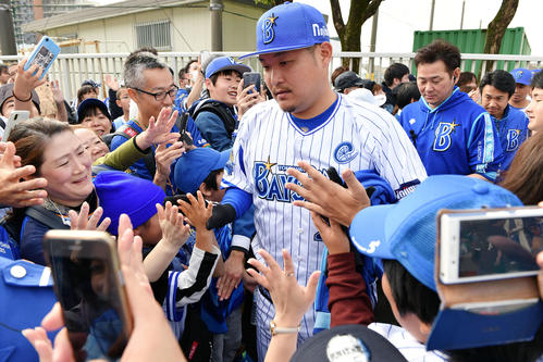 ファン感謝デーでファンとタッチを交わすDeNA筒香（19年11月24日撮影）
