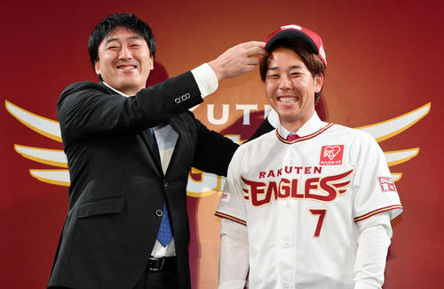楽天入団会見で石井GM（左）から帽子をかぶせてもらう鈴木（撮影・滝沢徹郎）