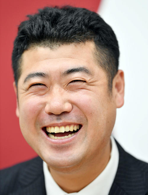 契約更改を終え会見で笑顔の巨人大竹（撮影・滝沢徹郎）