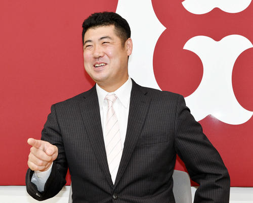 契約更改を終え会見で記者を指さす巨人大竹（撮影・滝沢徹郎）