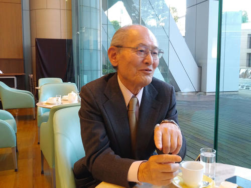 インタビューに答える「1988年のパ・リーグ」の著者、山室寛之氏