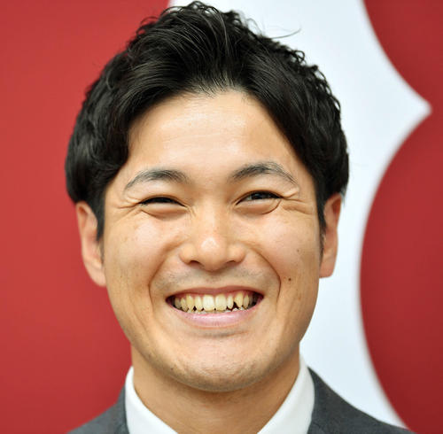 契約更改を終え笑顔で会見する巨人鍵谷（撮影・滝沢徹郎）